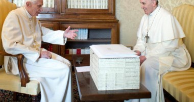 Stire din Actualitate : Moment istoric: Papa Francisc,  întâlnire privată cu papa Benedict