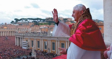 Stire din Actualitate : Un român a postat un afiș cu mesajul "Opriți terorismul!",  în timpul predicii Papei