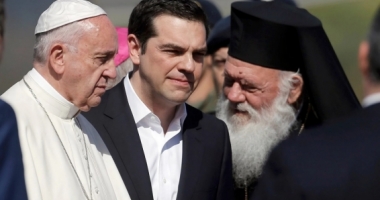 Stire din Actualitate : Papa Francisc și-a încheiat vizita în Lesbos luând în avion trei familii de refugiați sirieni