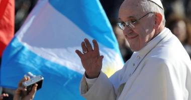 Stire din Actualitate : Papa Francisc: "Biserica trebuie să sprijine familiile cu copii homosexuali!"