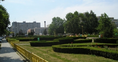 Stire din Cultură-Educație : "Parcul de la Casa de Cultură a Sindicatelor ar trebui să se numească Trianon"