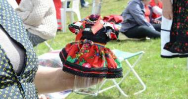 Stire din Cultură-Educație : A fost lansată sticla "îmbrăcată" în oșancă