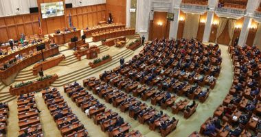 Stire din Actualitate : Cu gândul la vacanță: ultimele zile de muncă la Parlament. Cum petrec politicienii sărbătorile de iarnă