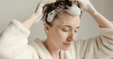 Stire din Sănătate : Sfaturi pentru îngrijirea părului gras, dar uscat la vârfuri