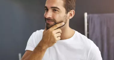 Părul se îngrașă prea repede? Cauze reale și soluții simple care funcționează