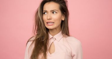 Stire din Sănătate : Scăpați de părul gras! Trucuri simple care fac minuni
