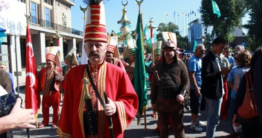 Stire din Cultură-Educație : Paradă fastuoasă a costumelor tradiționale tătărești