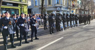 GALERIE FOTO Peste 1000 de constănțeni prezenți la parada militară de Ziua României - 3