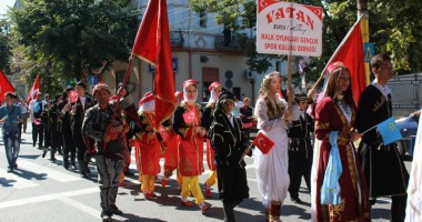 Paradă fastuoasă a costumelor tradiționale tătărești - 4