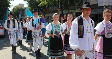 Paradă fastuoasă a costumelor tradiționale tătărești - 7