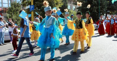 Stire din Cultură-Educație : Paradă impresionantă  la ediția jubiliară  a Festivalului turco-tătarilor