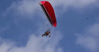 Stire din Eveniment : Final tragic pentru un pilot și pasagera sa. Parapanta cu motor s-a prăbușit pe câmp