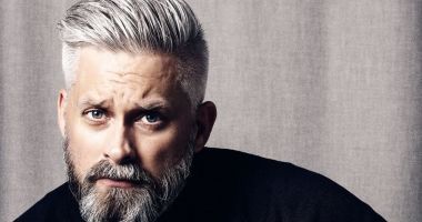 Stire din Sănătate : Părul alb poate fi atractiv. Ce trebuie să faceți