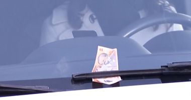 Stire din Eveniment : Bancnota pe parbrizul maşinii, noua metodă de furt în România. Hoţii acţionează în parcările mall-urilor