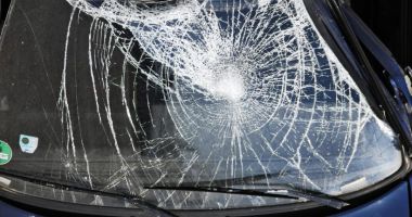 Stire din Eveniment : A sărit în faţa unei maşini şi a spart parbrizul cu un indicator rutier. Bărbatul a fost internat la Psihiatrie