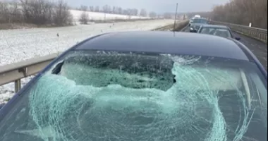 Stire din Eveniment : Aproape de tragedie. Gheața desprinsă de pe o autoutilitară a făcut praf parbrizul unei mașini