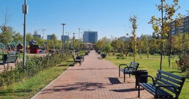 Stire din Eveniment : Moarte suspectă într-un parc municipal. O persoană a fost găsită decedată într-un autoturism