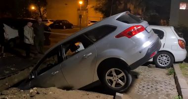 Stire din Eveniment : O mașină s-a prăbușit într-o groapă, după ce o bucată din parcare s-a surpat brusc