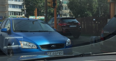 DIN SERIA "PARCHEZ CA UN BOU" / Un șofer și-a parcat mașina LA SEMAFOR, pe contrasens! - 2
