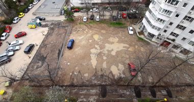 Problemă „rezolvată”! Parcare îngrădită de autorități, astfel încât să nu mai poată fi folosită deloc - 2
