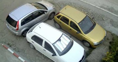 Stire din Eveniment : Amenzi pentru șoferii care blochează mașinile parcate