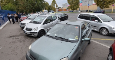 Când nesimțirea încalcă legea / Un întreg bulevard, transformat în loc de parcare - 3