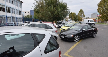 Când nesimțirea încalcă legea / Un întreg bulevard, transformat în loc de parcare - 4
