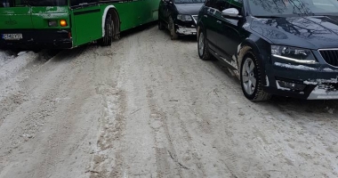 GALERIE FOTO / "Parchez ca un Bou", ediția de iarnă. Autobuze blocate, parcări pe trecerea de pieton și alte "minunății" - 2