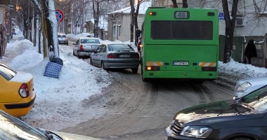 Stire din Eveniment : GALERIE FOTO / "Parchez ca un Bou", ediția de iarnă. Autobuze blocate, parcări pe trecerea de pieton și alte "minunății"