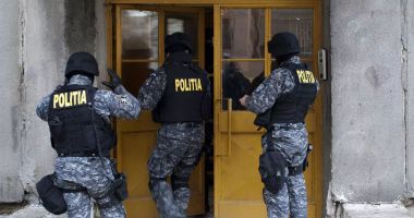 Stire din Eveniment : Zeci de percheziții duminică dimineața, într-un dosar de nerespectarea regimului armelor şi braconaj