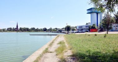 Stire din Social : Zero agrement nautic! Pe Lacul Tăbăcărie trec doar "submarine"