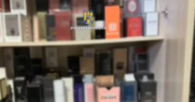 Stire din Eveniment : Percheziții pentru parfumuri și cosmetice suspecte de fals vândute în România și Ungaria