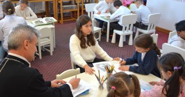 Stire din Cultură-Educație : Inedit, la Biblioteca Județeană! Părintele Marius Moșteanu a desenat împreună cu elevi ai Școlii 28