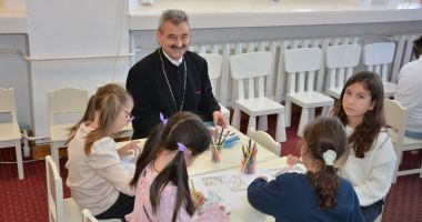 Inedit, la Biblioteca Județeană! Părintele Marius Moșteanu a desenat împreună cu elevi ai Școlii 28 - 2