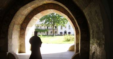 Stire din Eveniment : Fost călugăr din Constanța, reținut după ce a făcut sex cu un alt bărbat fără să-i spună că are SIDA