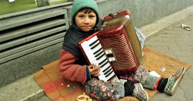 Stire din Eveniment : Părinți cu copii, prinși la cerșit
