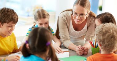 Stire din Cultură-Educație : Părinții apreciază mai mult calitatea prestației profesorului decât organizarea orei