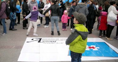 Părinții copiilor cu autism, disperați: "Avem nevoie de ajutor, nu de milă!" - 4