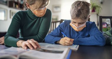 Stire din Social : Măsuri de sprijin pentru părinţii care au copii la şcoală pe timpul pandemiei