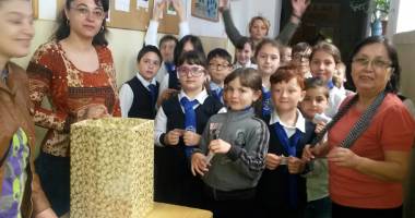 Stire din Cultură-Educație : Părinți, bunici și cadre didactice au sărbătorit Ziua Europei