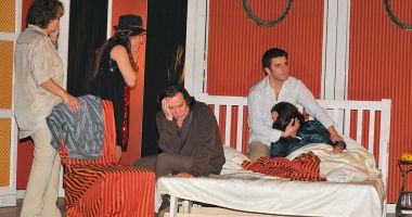 Stire din Cultură-Educație : "Părinți teribili", în regia Dianei Lupescu, la Casa de Cultură Constanța