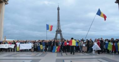Stire din Politică-Administrație : VIDEO. Stau cu miile la cozi! Românii din Paris așteaptă ore în șir să voteze!