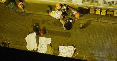 Stire din Eveniment : IMAGINI ȘOCANTE! CADAVRELE ZAC PE STRĂZI, DUPĂ ATENTATELE TERORISTE DIN FRANȚA