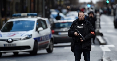 Stire din Actualitate : FOCURI DE ARMĂ ÎN MUZEUL LUVRU! Oamenii sunt evacuați de urgență