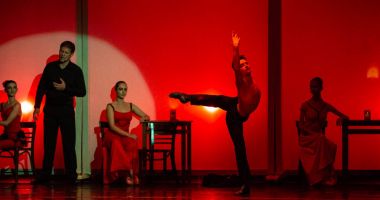 Stire din Cultură-Educație : Colaj din lucrările marilor clasici şi chansonete, la Teatrul „Oleg Danovski”