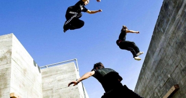 Stire din Eveniment : PARKOUR FACE VICTIME / ADOLESCENT, ÎN COMĂ DUPĂ CE A SĂRIT DE LA ETAJ DIRECT ÎN CAP