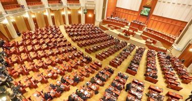 Stire din Politică-Administrație : Parlament / Moțiunea de cenzură este citită, acum, în plenul reunit