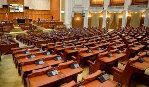 Imagini de cascadorii rÃ¢sului Ã®n holul Parlamentului. AngajaÅ£ii au fost doborÃ¢Å£i de un brad uriaÅŸ