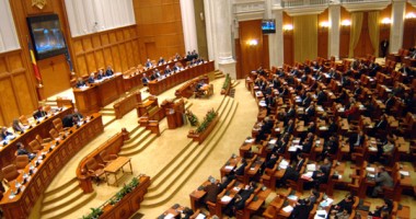 Stire din Politică-Administrație : Băsescu cere Parlament unicameral cu 300 de membri și uninominal pur