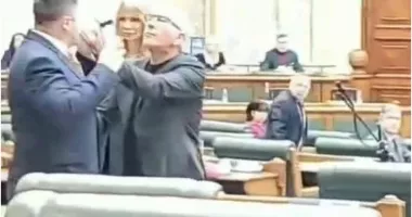 Stire din Actualitate : "Madam, unde te crezi?". Senatori PSD şi PACE, la un pas de bătaie în plen